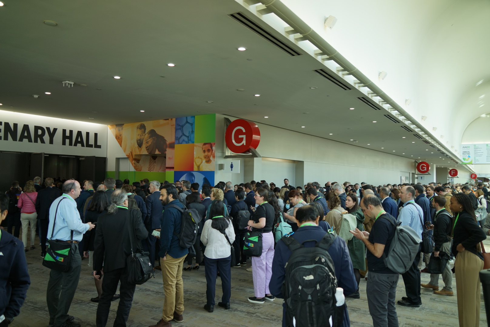 AACR大会展馆人潮涌动