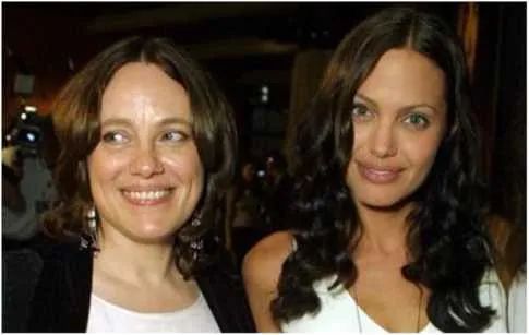 安吉丽娜•朱莉与母亲生前的合照