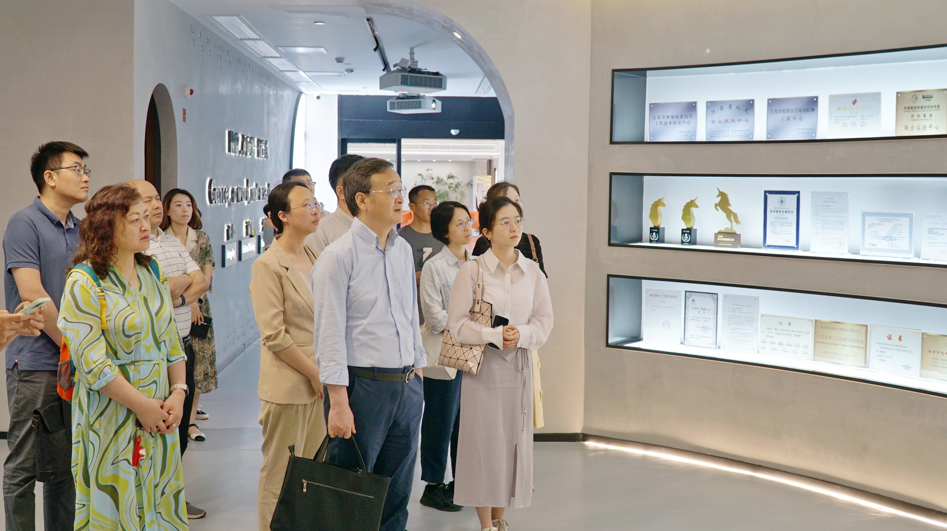 南京航空航天大学自动化学院副院长宋晓峰教授一行参观37000vip威尼斯